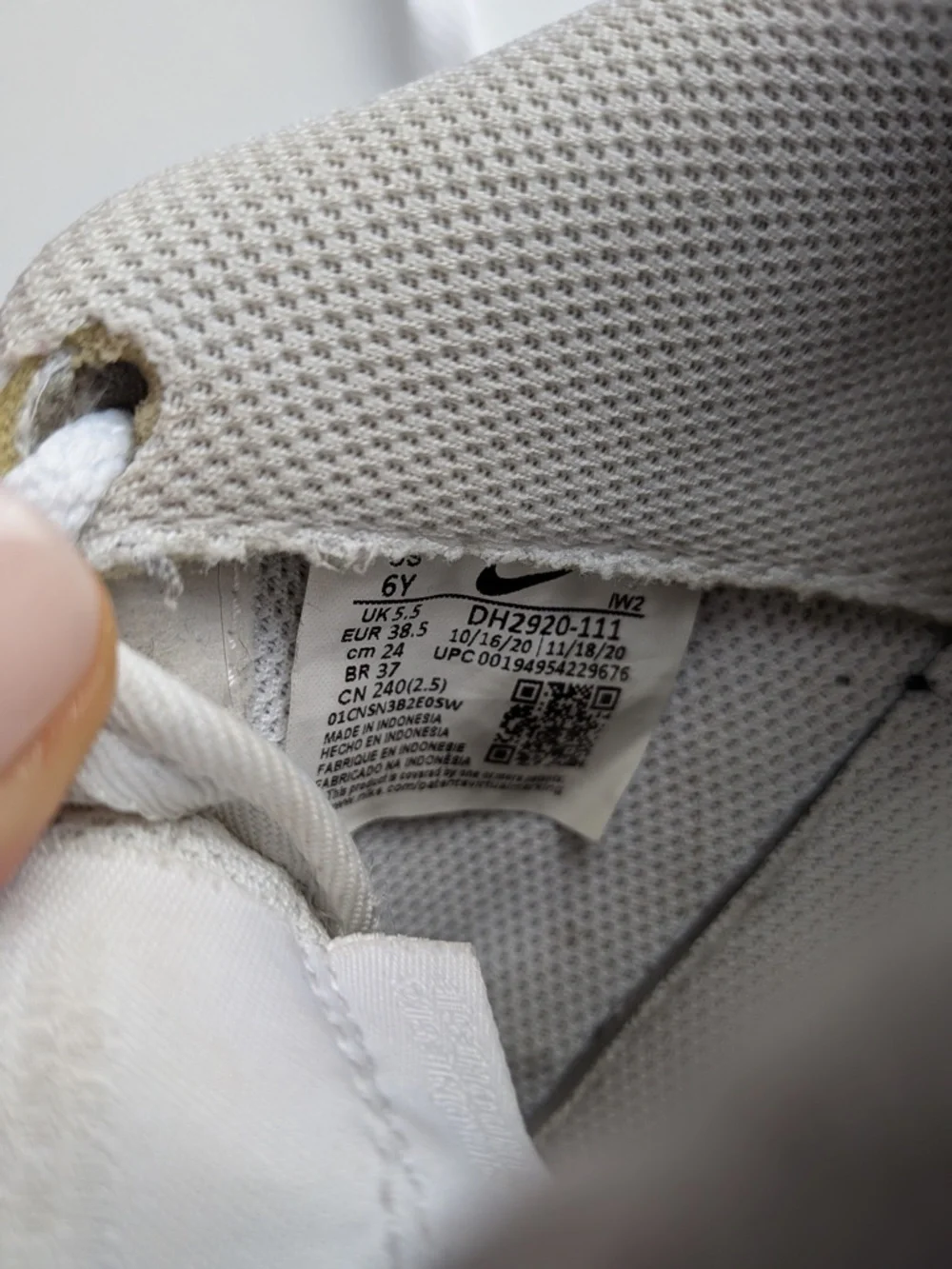 Nike Air Force 1 LE Triple White Sneakers - 6Y / Women’s 7.5 - Picture 6 of 7